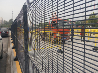 密紋網(wǎng)護欄